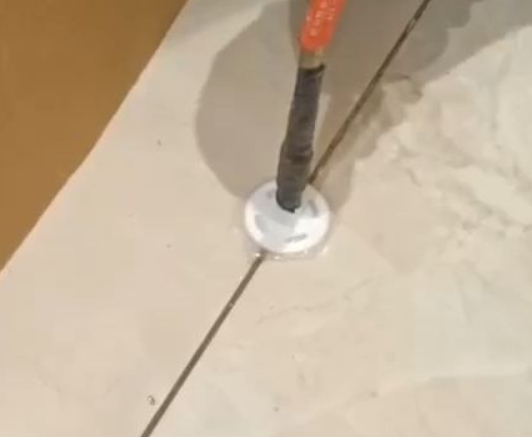 内江瓷砖空鼓维修公司专业解答瓷砖在铺贴过程中，如果没有涂抹均匀到位的粘结材料（如水泥砂浆或瓷砖胶），可能会导致以下问题
