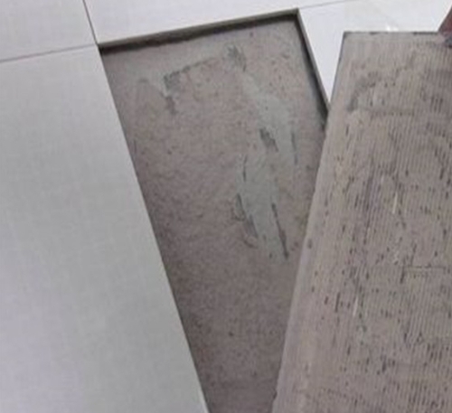 内江瓷砖空鼓维修公司分享瓷砖铺贴时如果打浆（即涂抹在瓷砖背面和基层上的砂浆或瓷砖胶）过少，会带来以下问题